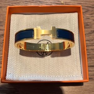 Hermes Clic HH bracelet in color Bleu De Biarritz Mat and Gold size T5